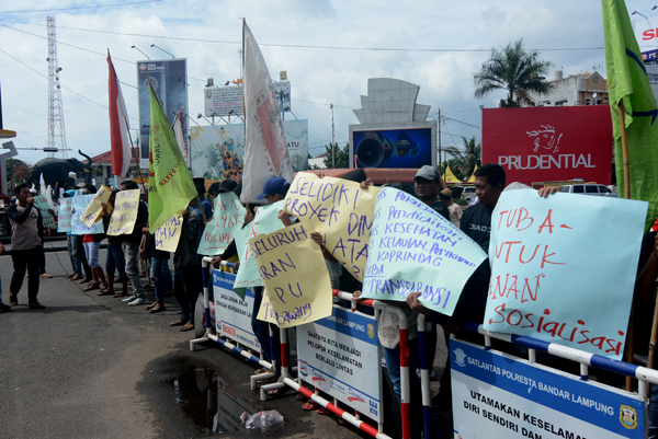 Puluhan massa yang tergabung dalam Aliansi Keramat menggelar aksi di Tugu Adipura Kota Bandarlampung, Rabu 28/12). (Lampungnews/Cris Ali)