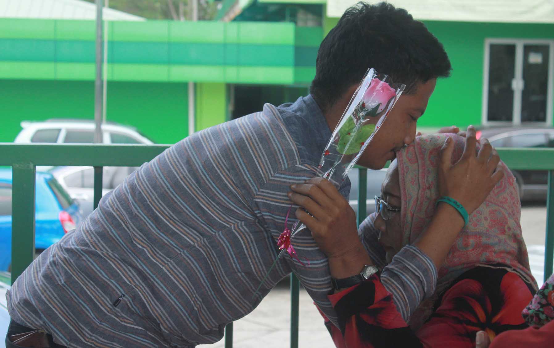 Seorang mahasiswa mencium kening ibunya saat Peringatan Hari Ibu di Universitas Malahayati, Bandar Lampung, (22/16). Mahasiswa Universitas Malahayati menggelar aksi peringatan hari ibu dengan mencuci kaki ibu mereka masing-masing. (Lampungnews/El Shinta)