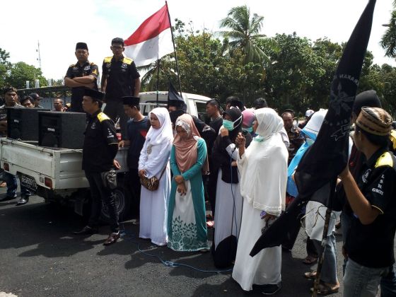 Puluhan Peserta Umroh berunjuk rasa di Kantor Bupati Lampung Selatan, Rabu ( Lampungnews/Ro)