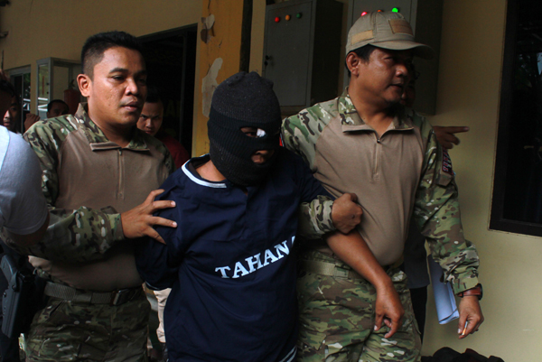 Polisi menggiring salah satu tersangka begal yang ditangkap dalam penggerebekan di Kabupaten Lampung Timur. (Lampungnews/El Shinta)