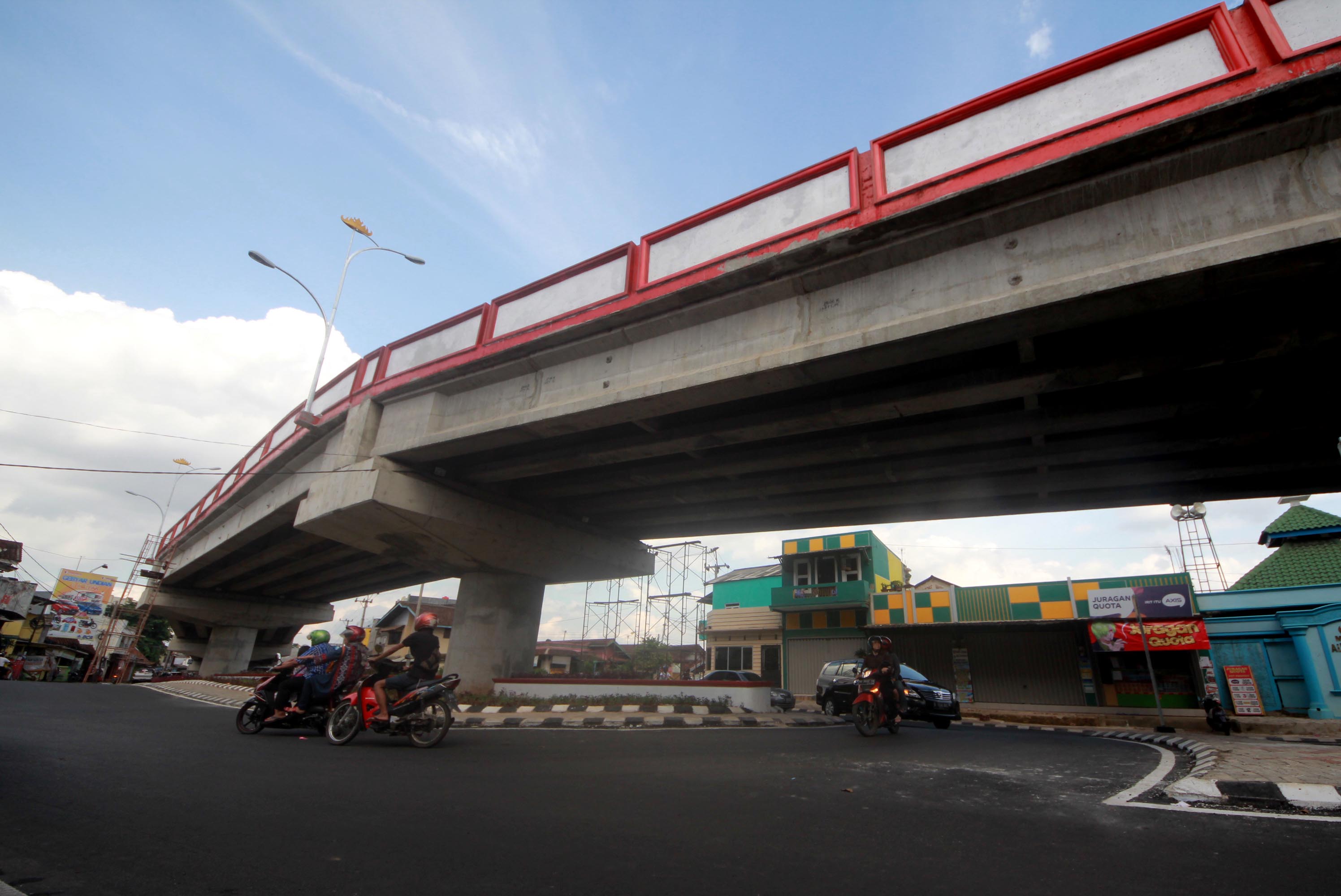 Pemerintah Kota Bandar Lampung mengeluarkan larangan bagi warga agar tidak menggunakan kolong atau jalan bawah fly over untuk berjualan. Termasuk di fly over yang baru saja diresmikan yakni Fly Over Gajah Mada dan Pangeran Antasari, Minggu