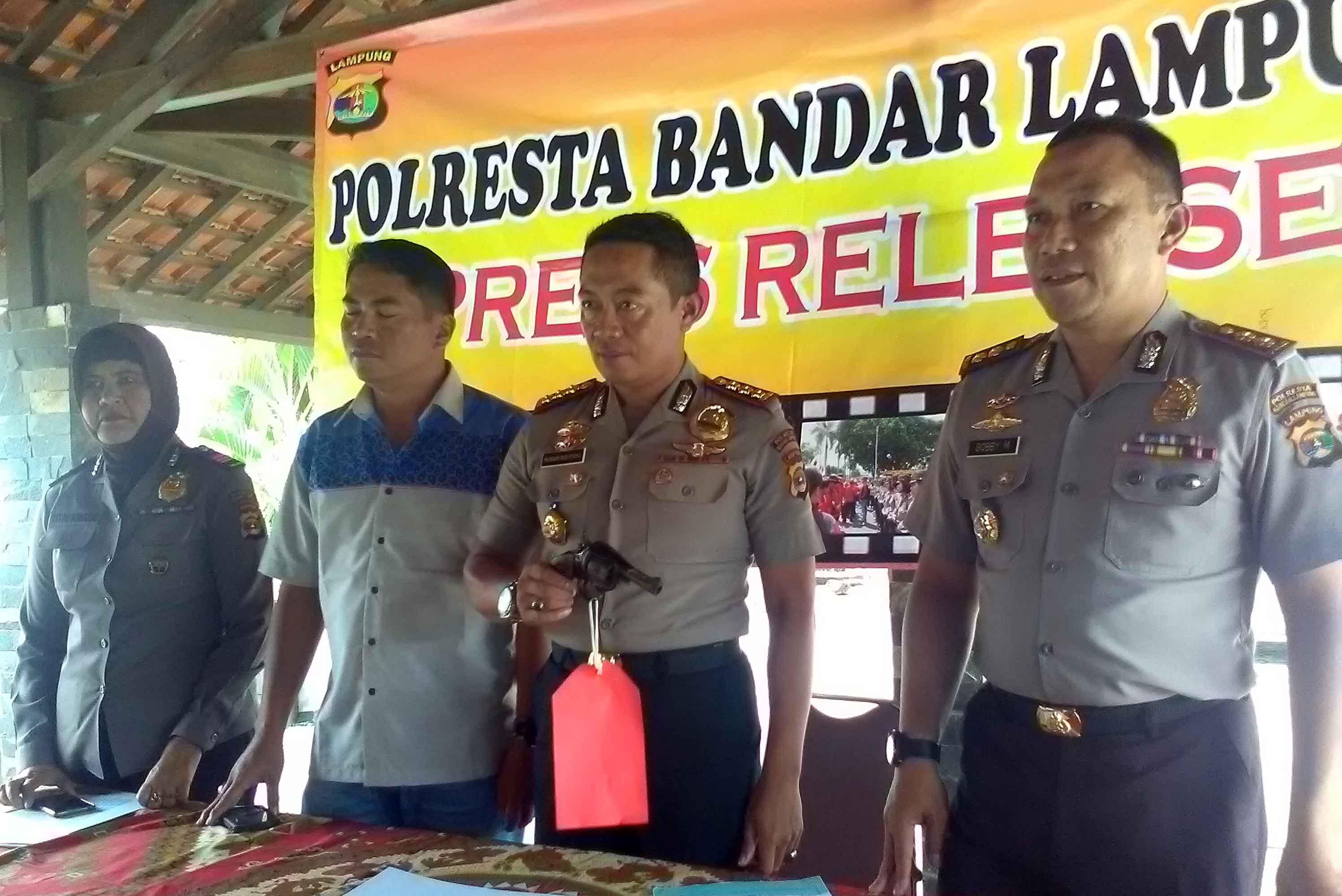 Kapolresta Bandarlampung Kombes Murbani Budi Pitono (dua kanan) bersama jajarannya saat gelar perkara penangkapan begal. (Lampungnews/Adam)