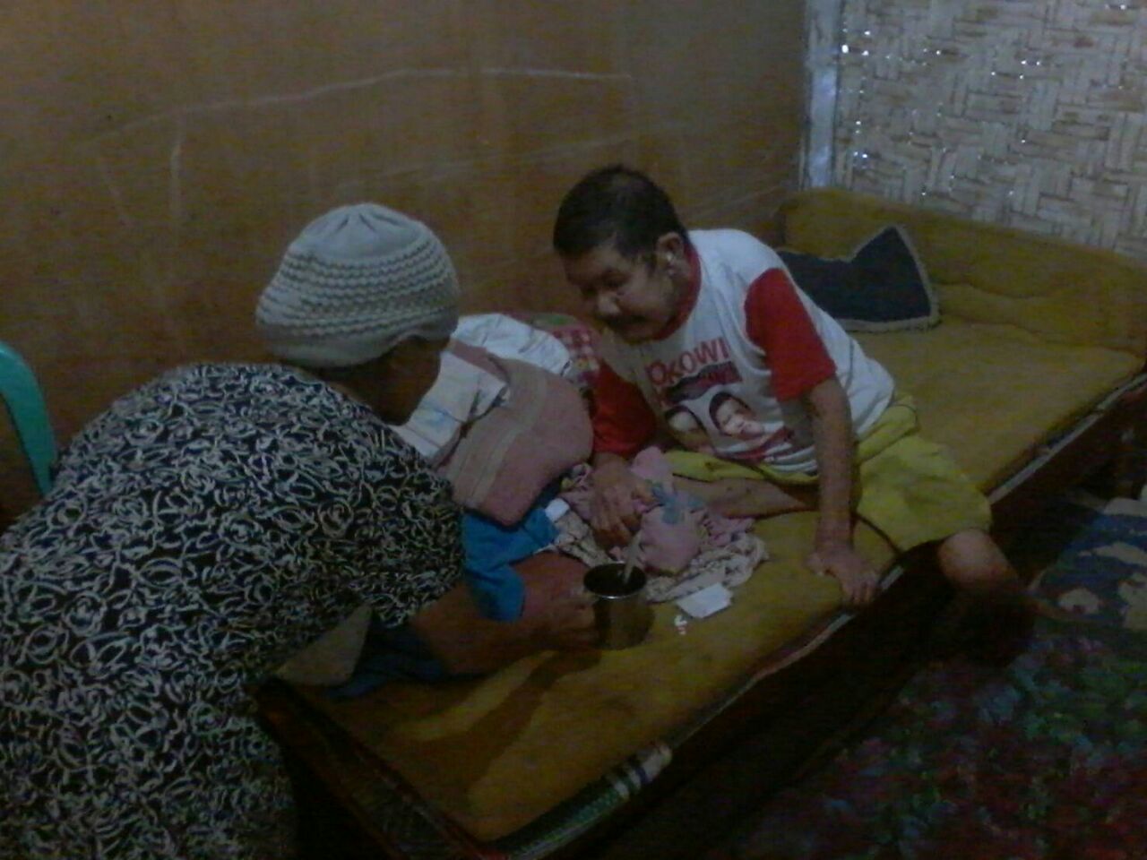 Keseharian Misni saat merawat Nasri, suaminya yang sakit-sakitan selama setahun terakhir. Foto: Anton/Lampungnews.com