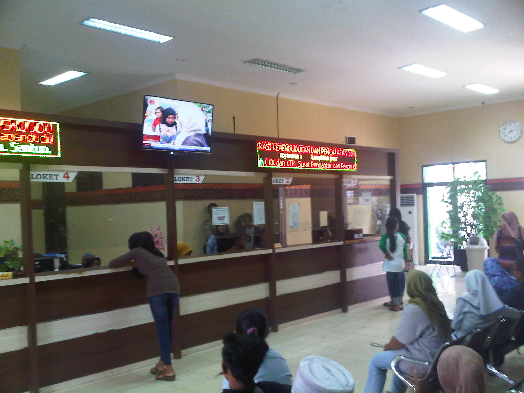Sejumlah warga tengah mengurus administrasi kependudukan di kantor Dinas Kependudukan dan Pencatatan Sipil (Disdukcapil) Pringsewu, (Foto Lampungnews.com/Anton)