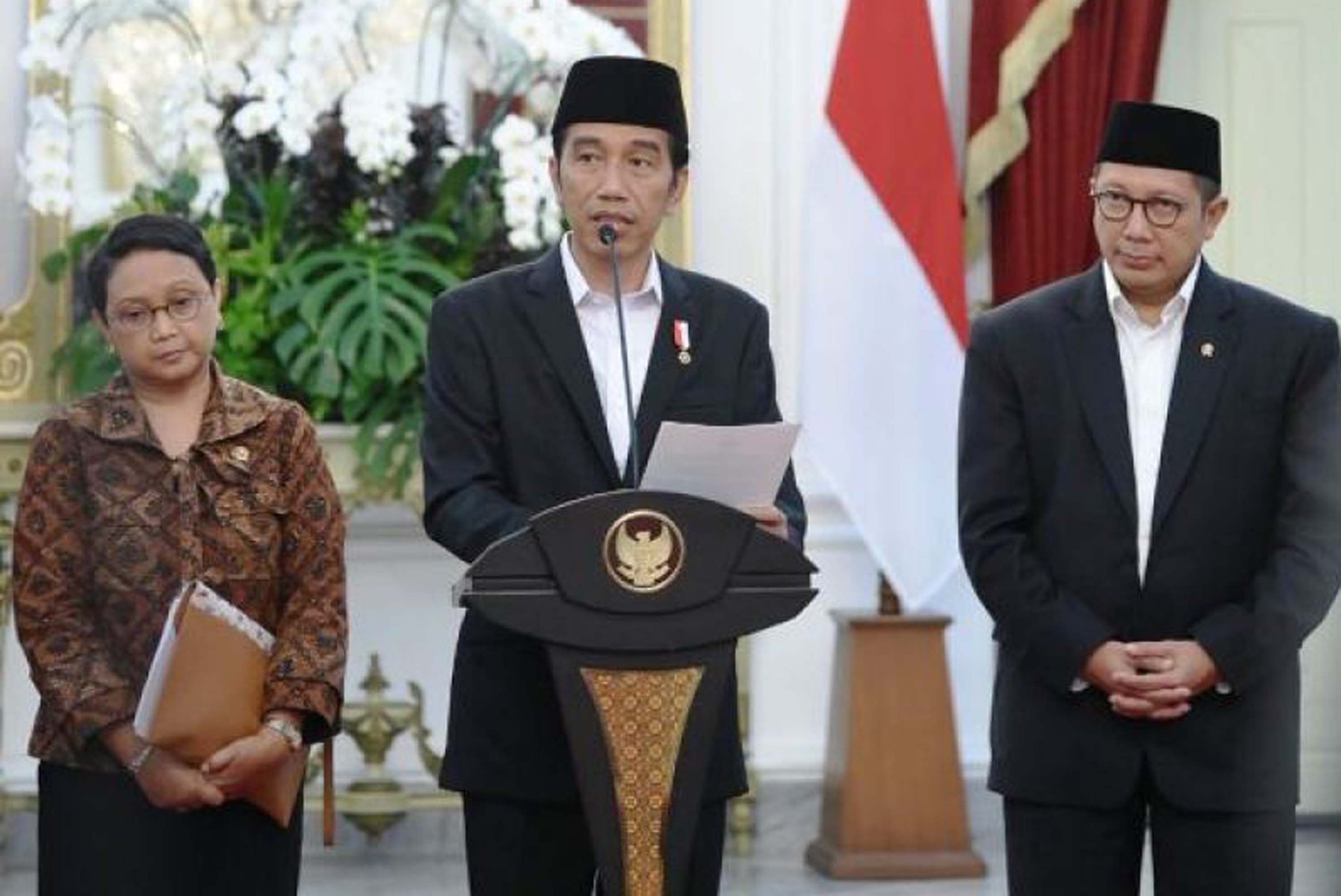 Presiden Jokowi memberikan keterangan pers terkait kenaikan kuota haji 2017. (foto: istimewa)