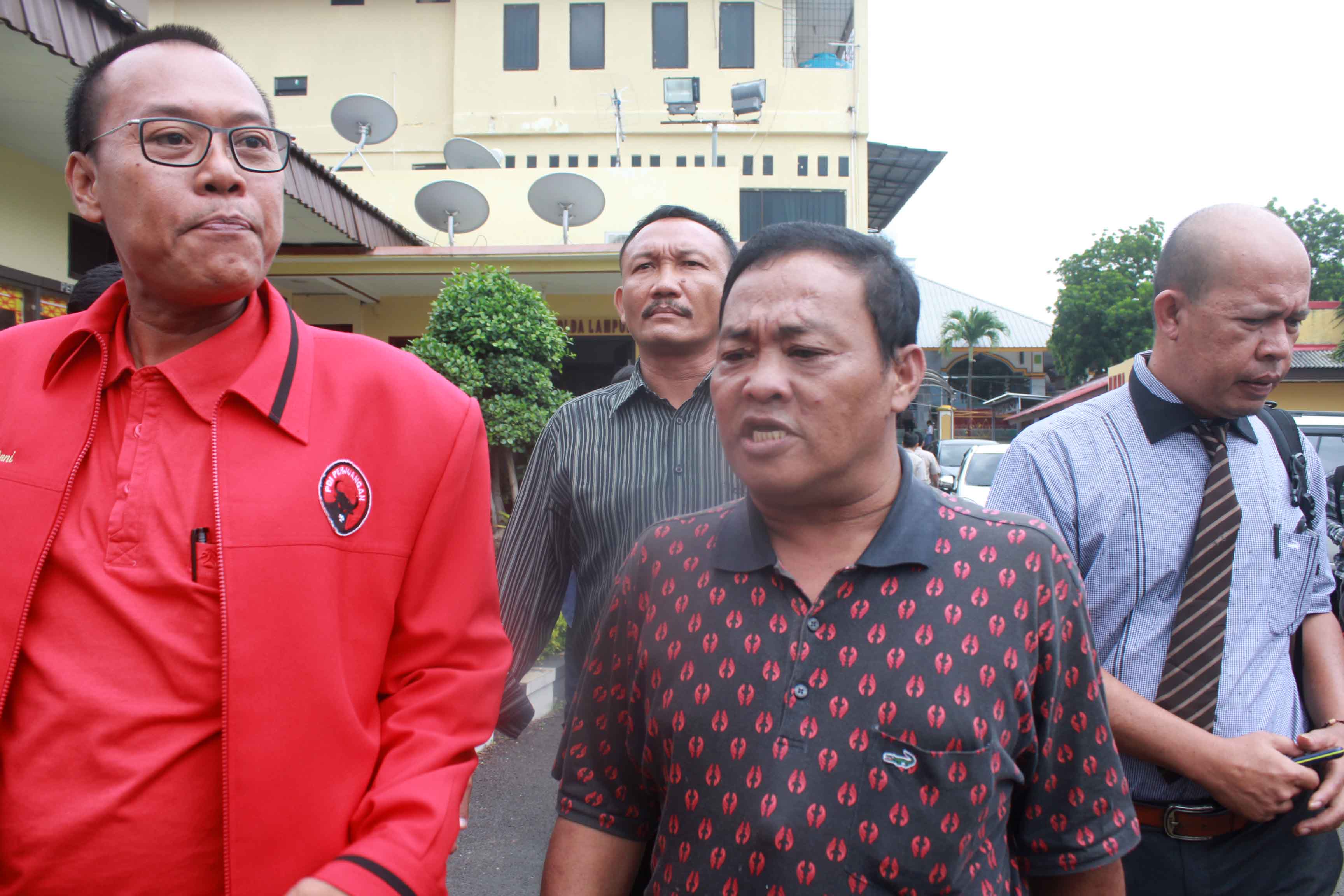 Cawabup Mesuji, Adam Ishak  (tengah) didampingi kuasa hukumnya USi mwnjLni pemeriksaan di Mapolda Lampung terkait kasus penganiayaan Cabup Khamami.