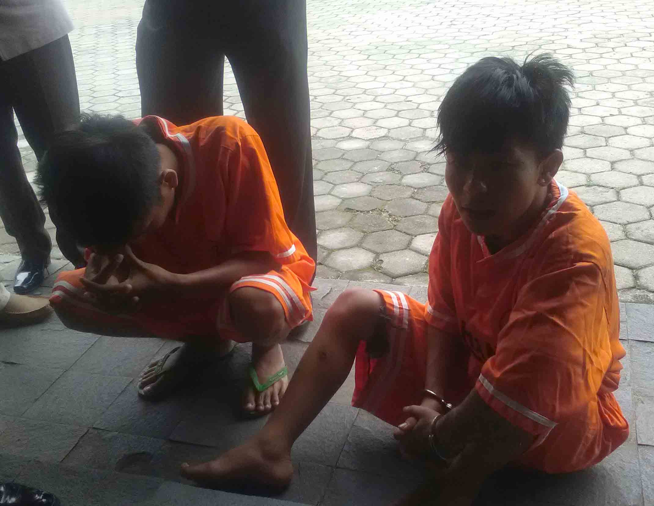 Dua pengedar dan kurir sabu-sabu yang berhasil ditangkap Polresta Bandarlampung. (Lampungnews/Adam)