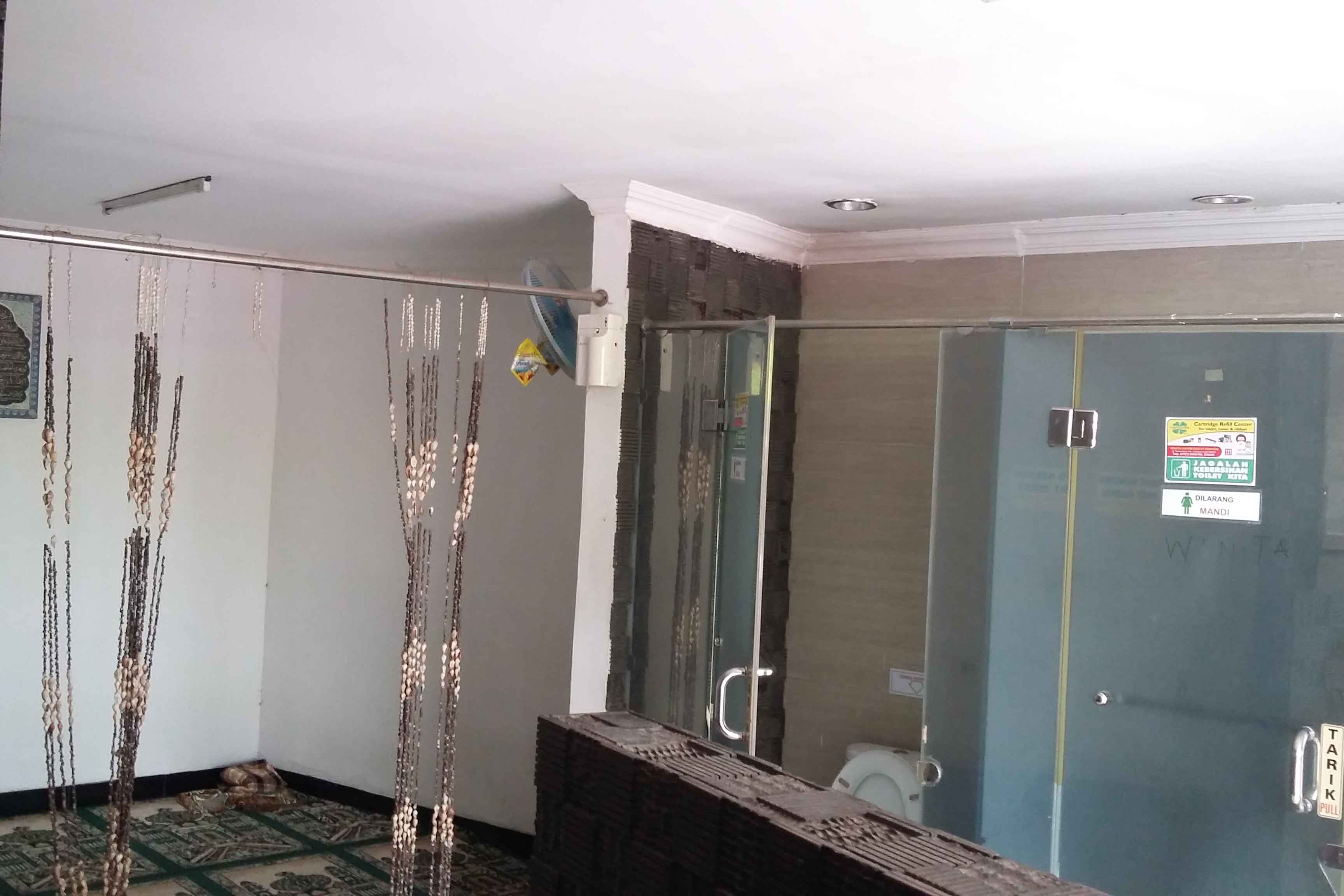 Mushala dibangun dalam satu ruangan dengan toilet. (Lampungnews/Davit)