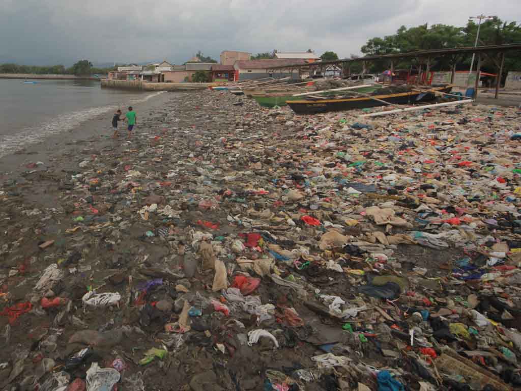 Kondisi Pantai Payang, Kelurahan Sukaraja, Bumi Waras, Bandar Lampung yang dipenuhi dengan sampah. (Foto: Lampungnews.com/El Shinta)