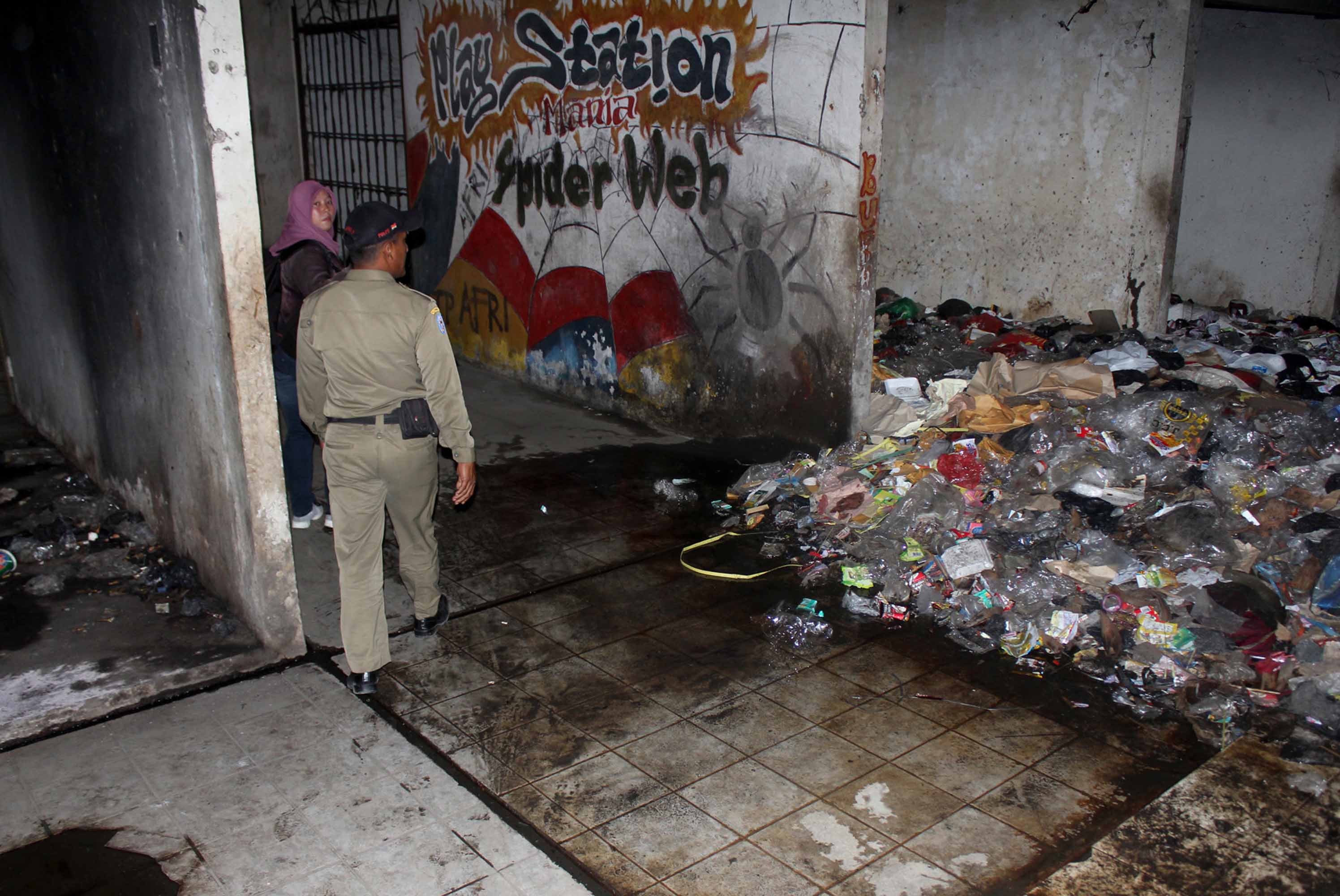 Tumpukan sampah menjadi salah satu pemandangan di Pasar Bawah, Bandarlampung.