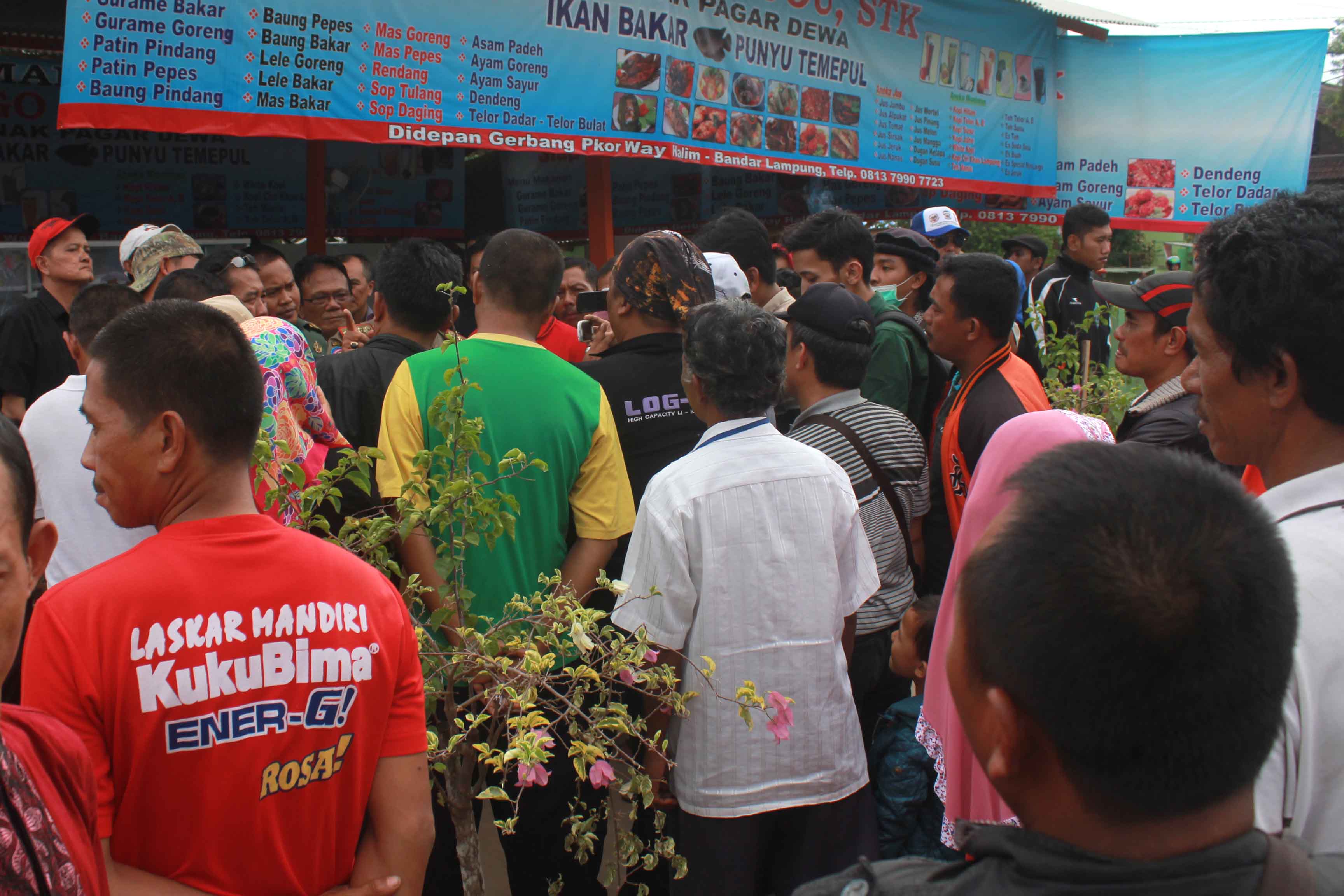 Pedagang di PKOR Wayhalim mendapatkan sosialisasi terkait lokasi berjualan baru (Lampungnews/El Shinta)