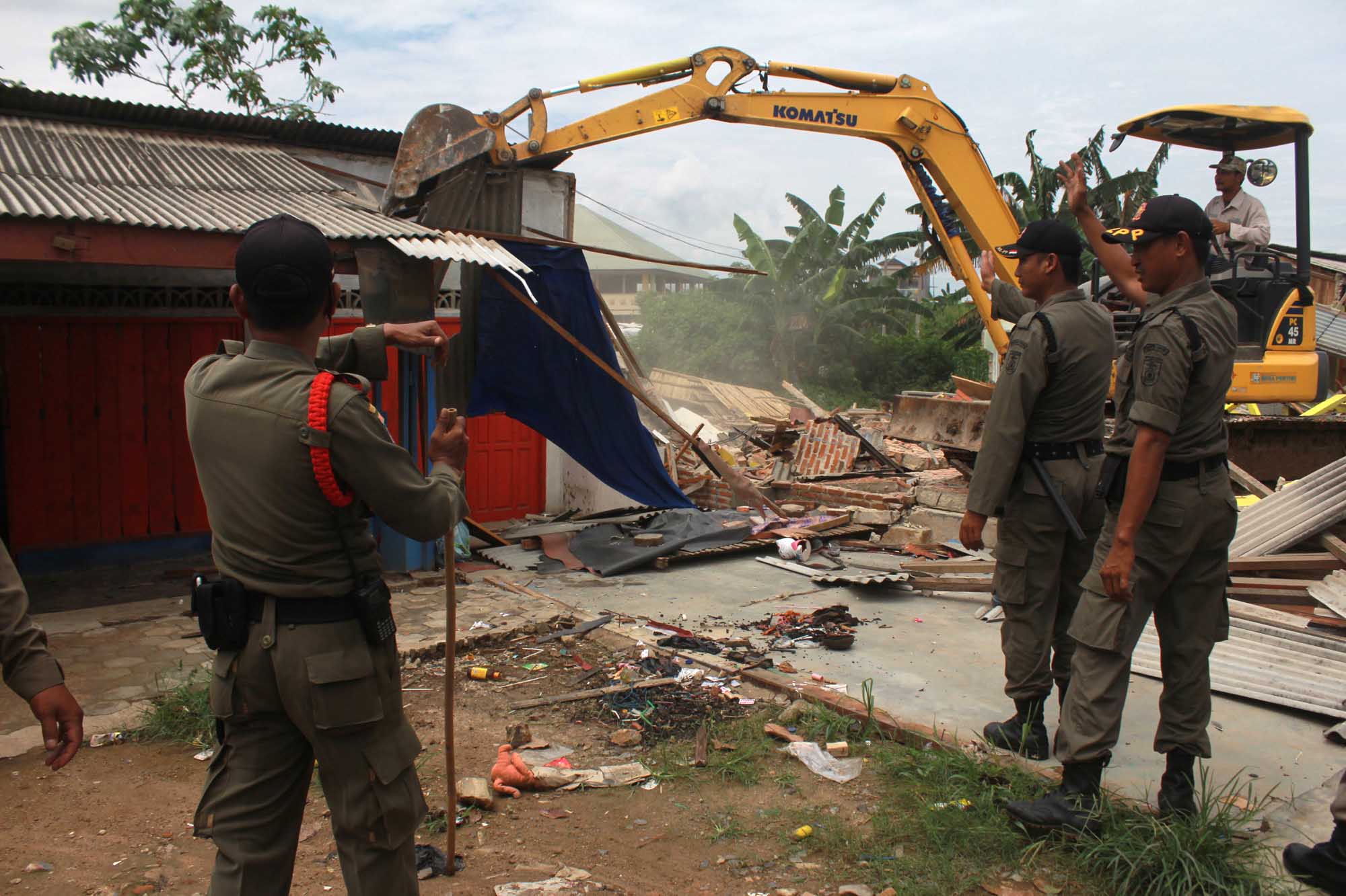 Satpol PP Pemprov Lampung menggusur warung dan cafe di kawasan PKOR Wayhalim, Bandarlampung (Lampungnews.com - El Shinta)