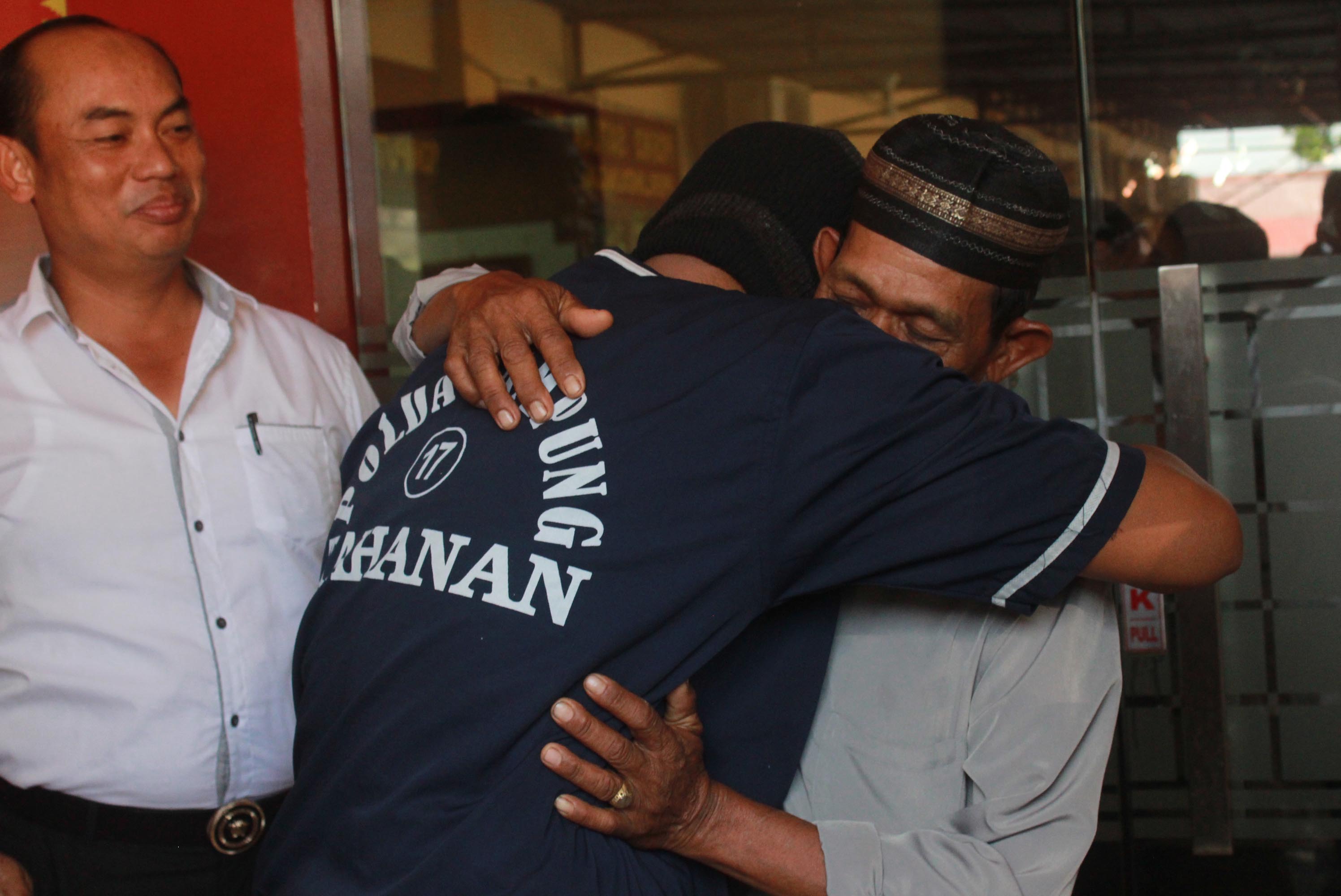 Seorang Ayah memeluk anaknya setelah diserahkan ke polisi (Lampungnews/El Shinta)