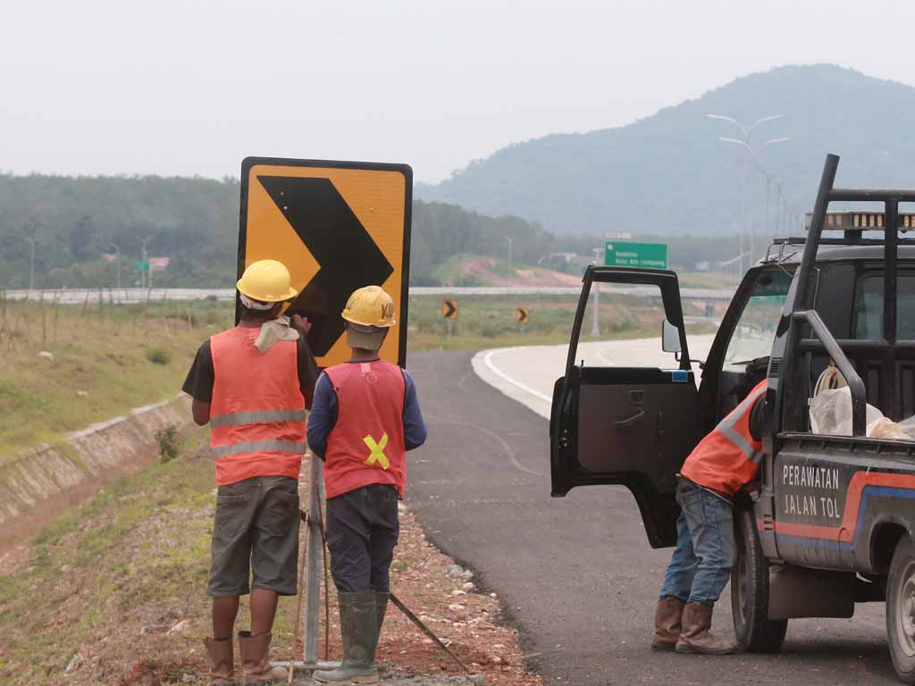 Sejumlah rambu-rambu lalu lintas sudah terpasang di jalan tol Trans Sumatera ruas Sabah Balau, Tanjungbintang, Lampung Selatan. (El-Shinta).