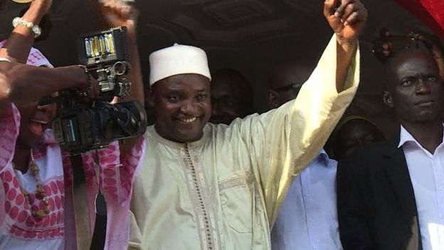 Adama Barrow melambaikan tangan ke arah pendukungnya setelah dinyatakan menang dalam pilpres Gambia.