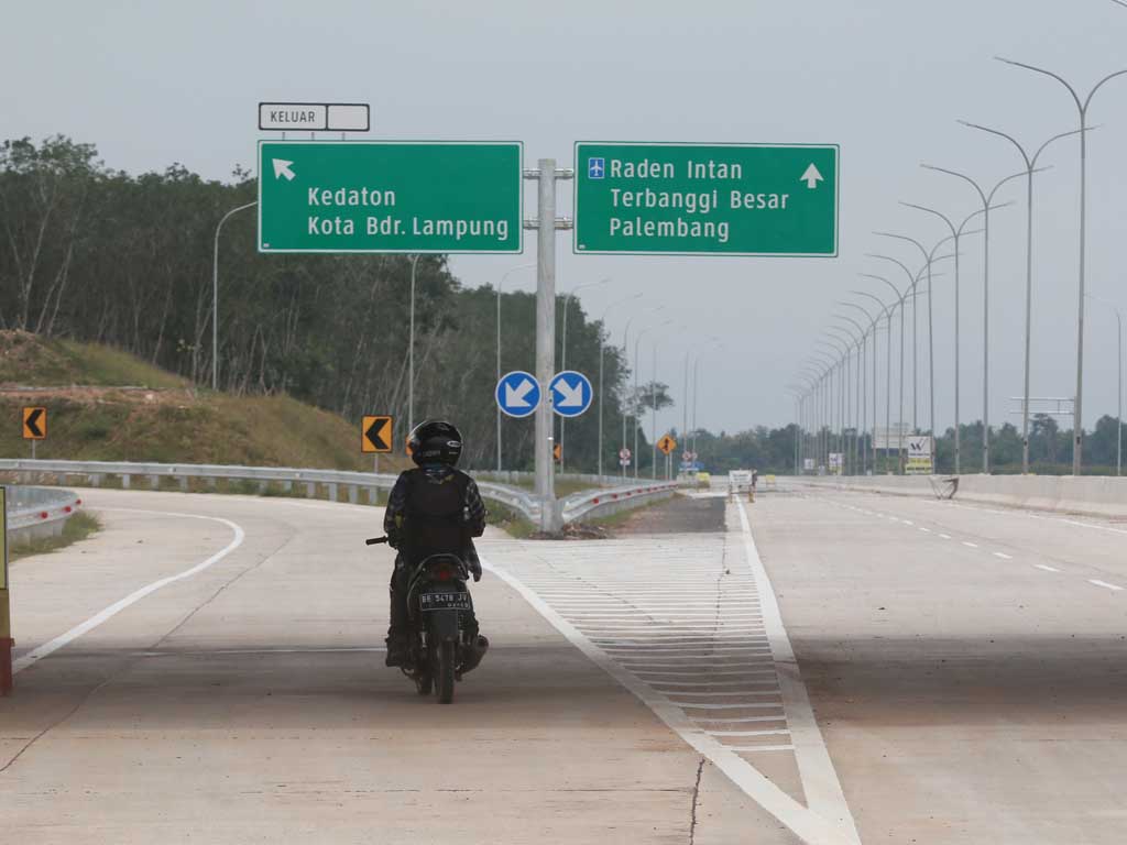 Sejumlah rambu-rambu lalu lintas sudah terpasang di jalan tol Trans Sumatera ruas Sabah Balau, Tanjungbintang, Lampung Selatan. (El-Shinta).