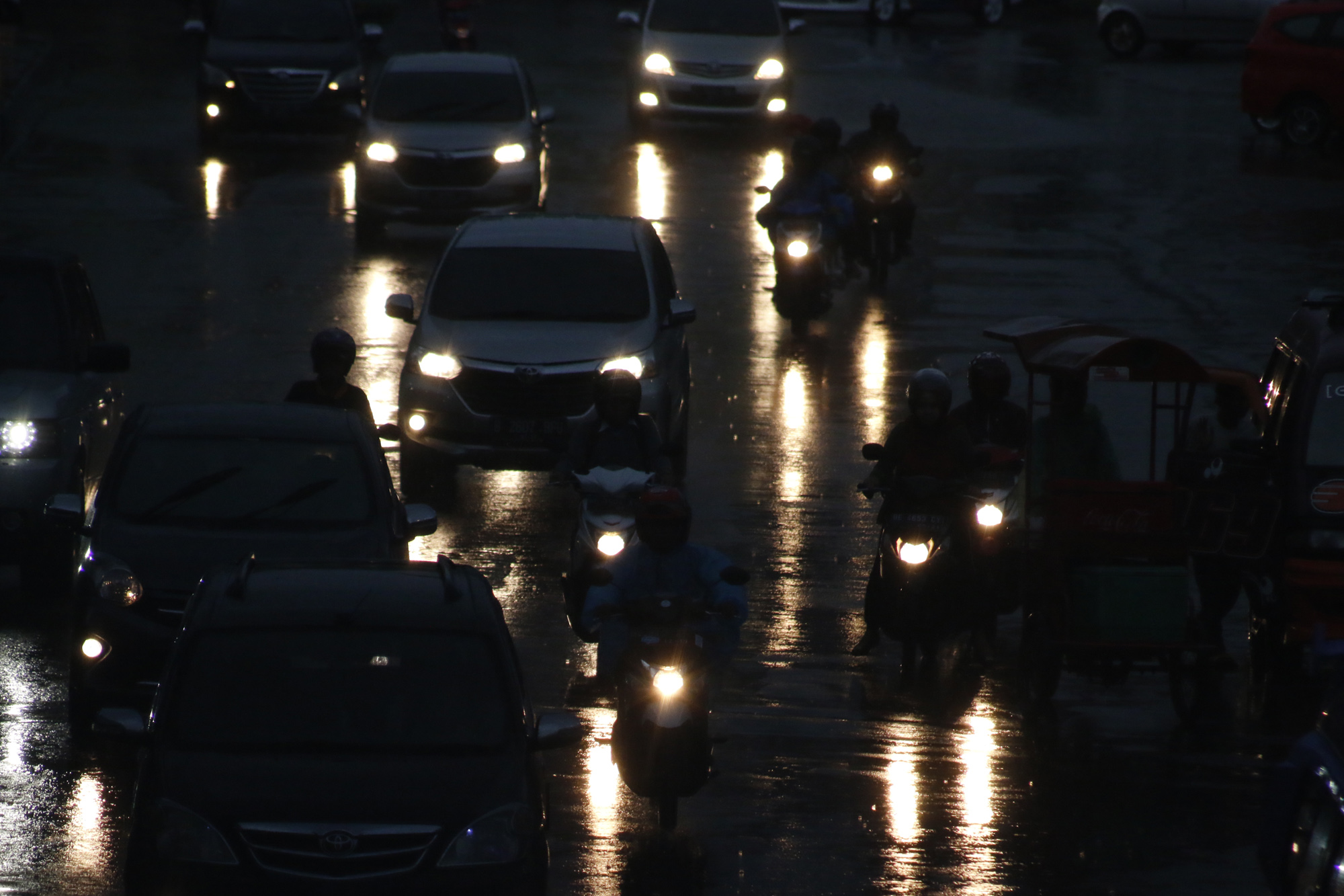 Sejumlah mobil dan sepeda motor melintasi Jalan Radin Intan dalam kondisi hujan. Musim penghujan perlu menjadi perhatian bagi pemilik kendaraan. (Lampungnews/El Shinta)