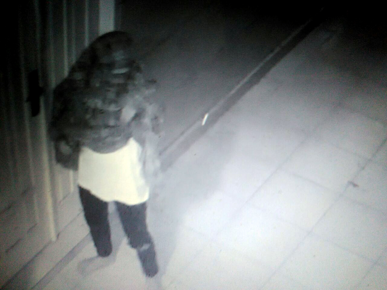 Pencuri beraksi di SMK Bhakti Utama terekam kamera CCTV. (ist)