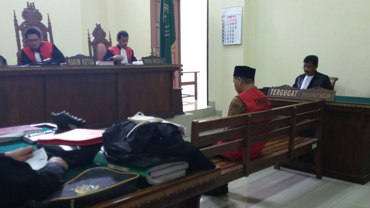 Wasim (40) tertunduk di kursi pesakitan dalam sidang tuntutan di PN Tanjungkarang. Wasim dituntut selama empat tahun penjara. (Lampungnews/Adam)