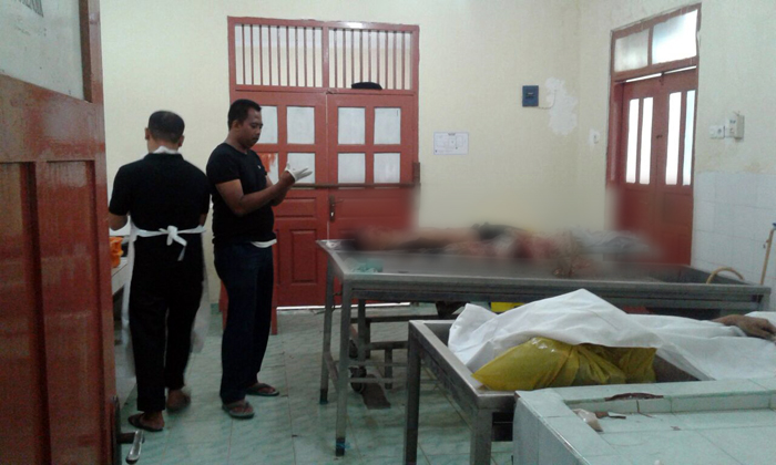 Petugas bersiap memeriksa mayat anonim di RSUDAM, Selasa (14/2). Foto Lampungnews/Davit.