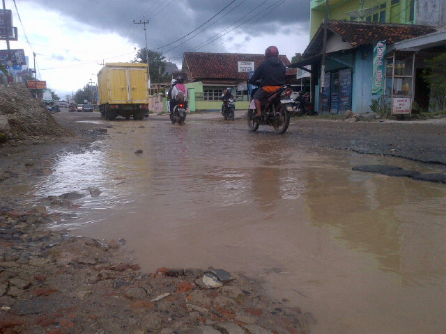 Jalan KH Ghalib, Pringsewu yang berlubang. (Lampungnews/Anton Nugroz)