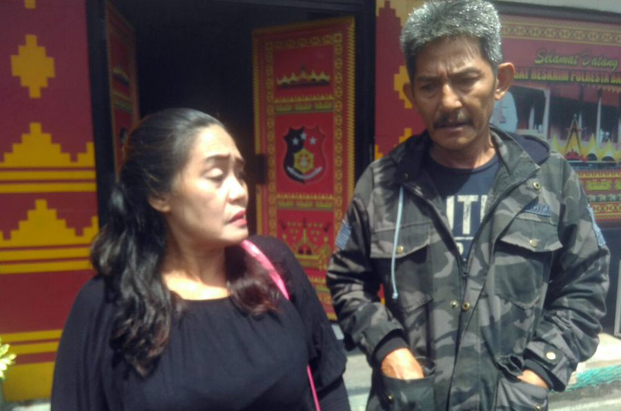Irham Mullah dan Herawati, orang tua Chairunnisa mendatangi Polresta Bandarlampung, Rabu (22/2). Foto: Lampungnews/Adam.