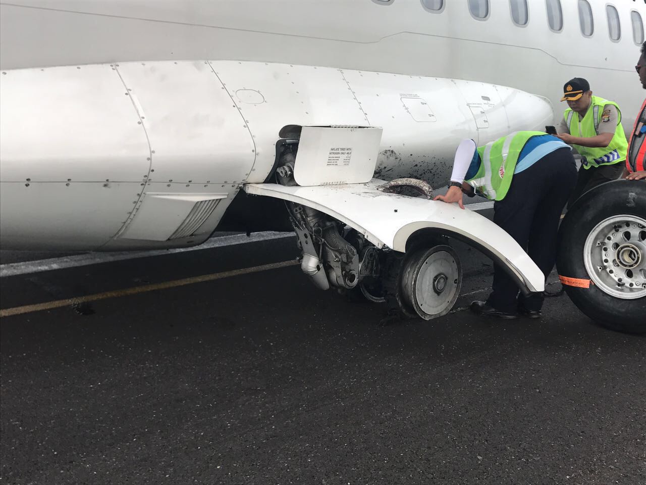 Pesawat Wings Air dengan nomor penerbangan IW 1286 mengalami insiden pecah ban pada dua roda sebelah kiri, setelah melakukan landing di landasan pacu Bandara Raden Inten II, Minggu (26/2).  (Lampungnews/El Shinta