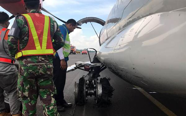 Pesawat Wings Air dengan nomor penerbangan IW 1286 dengan rute BDO-TKG mengalami insiden pecah ban pada 2 roda sebelah kiri. Insiden tersebut terjadi pada Minggu (26/2) setelah melakukan landing di landasan pacu Bandara Raden Inten II.