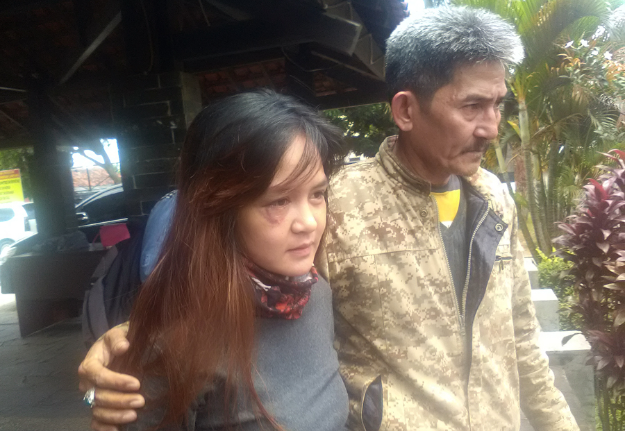 Chairunnisa alias Chaca (22), didampingi keluarga melaporkan suamniya, Andika Kangen Band ke Polresta Bandarlampung, Kamis (9/2).