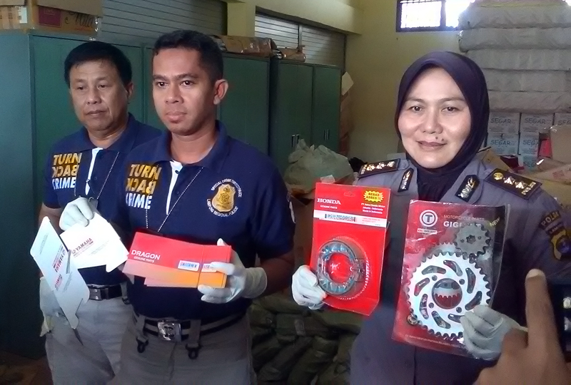 Polisi menunjukkan contoh sparepart palsu yang diamankan Polda Lampung. Foto Lampungnews/Adam