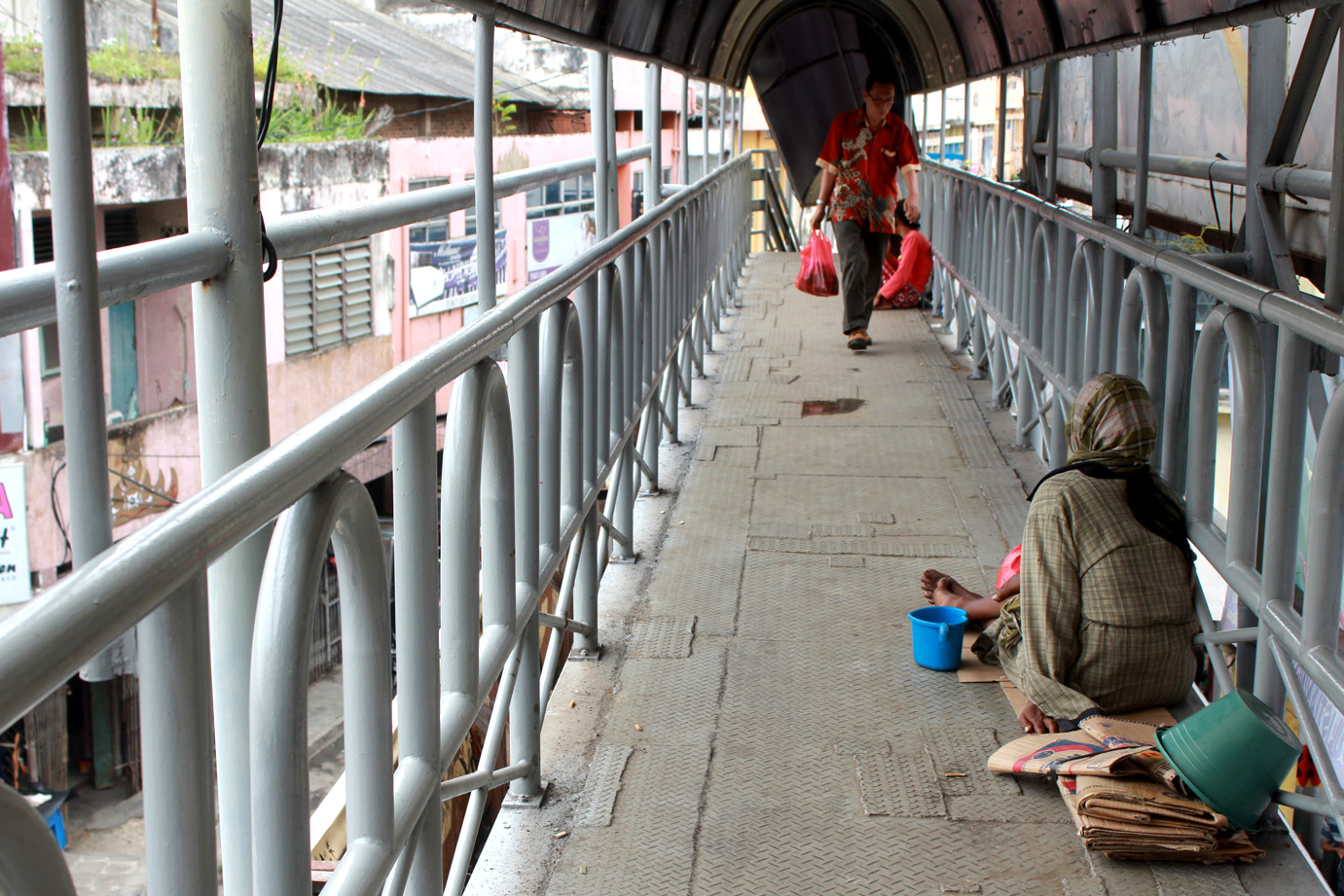 Sejumlah gepeng mangkal di jembatan penyeberangan orang (JPO) di Jalan Radin Intan. (Foto: Lampungnews/El Shinta)