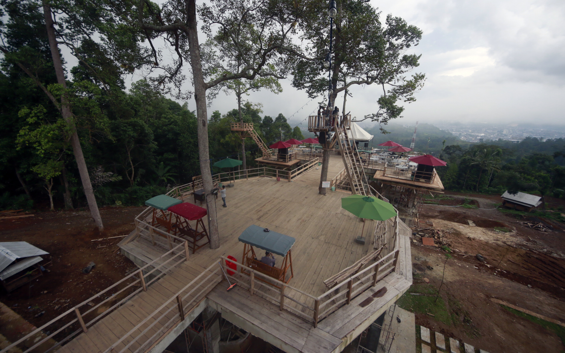 Puncak Mas menyuguhkan pemandangan kota dan laut dari atas ketinggian. (Lampungnews/El Shinta)