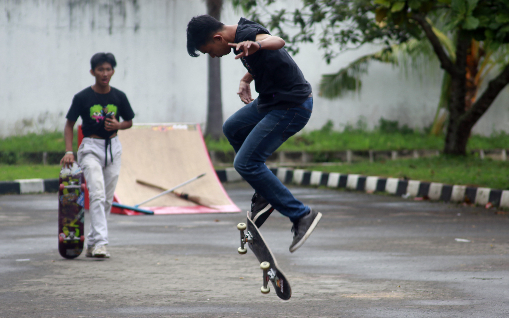 Para skaters menunjukkan aksinya di atas skateboard pada kompetisi yang digelar di pelataran parkir GSG Universitas Lampung, Minggu (12-02). (Lampungnews/El Shinta)
