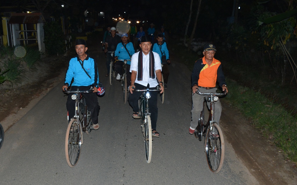 Bupati Lampung Tengah, Mustafa saat ronda mengendarai sepeda. (Foto: Dokumentasi Pemkab Lampung Tengah)