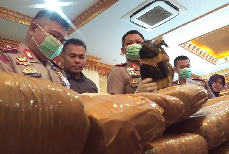 Polisi menunjukkan puluhan ganja dan ratusan  sabu-sabu asal Aceh. (Foto Lampungnews.com/Adam).