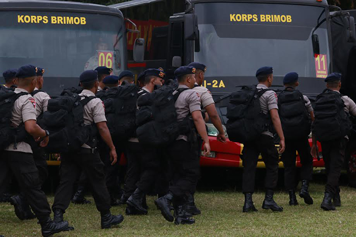 Personel Brimob Polda Lampung menuju kendaraan yang akan membawa mereka ke Jakarta. (Foto Lampungnews/El Shinta)