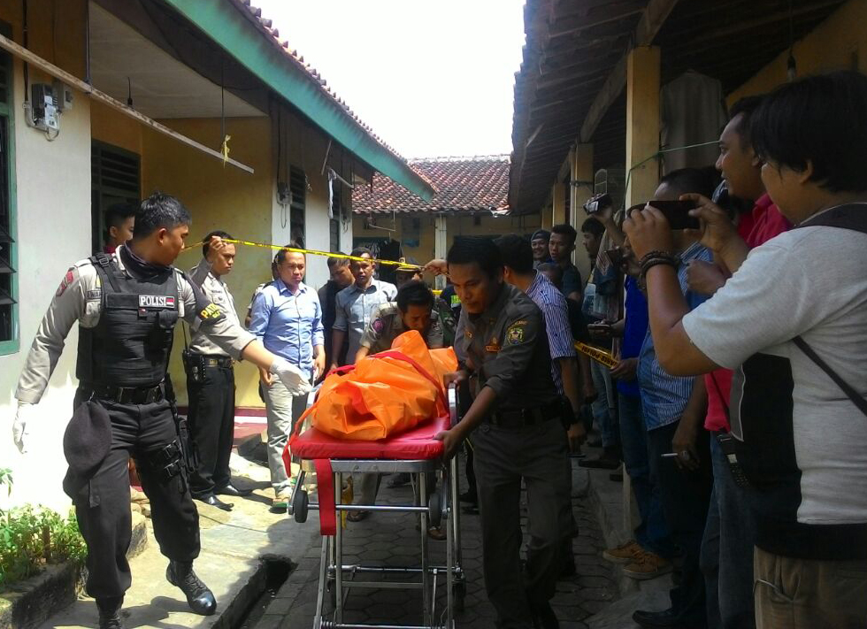 Polisi membawa jasad korban pembunuhan di Tanjung Senang. Foto Lampungnews/David.