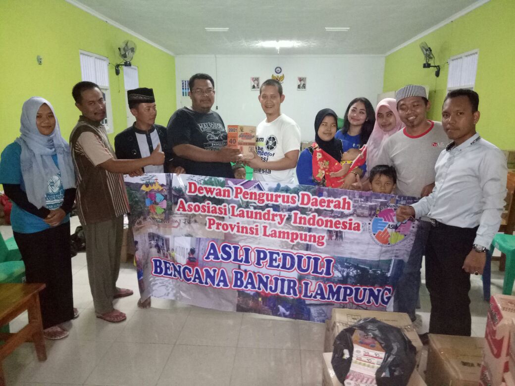 Asosiasi Laundry Lampung menyalurkan bantuan kepada korban banjir. (Lampungnews)