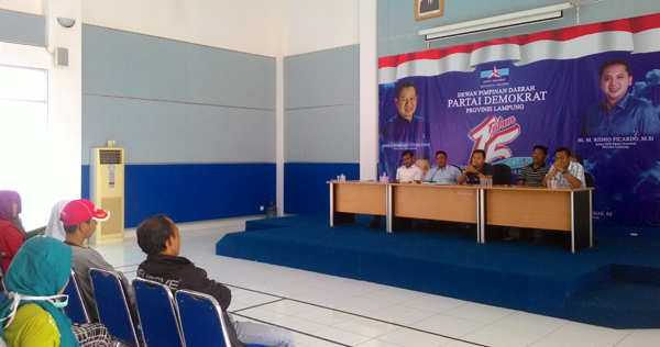 Sekretaris DPD Partai Demokrat Lampung Fajrun Najah Ahmad menerima perwakilan pengunjuk rasa dari GPK, di Bandarlampung, Rabu (15/3). Foto Lampungnews/Davit/17.