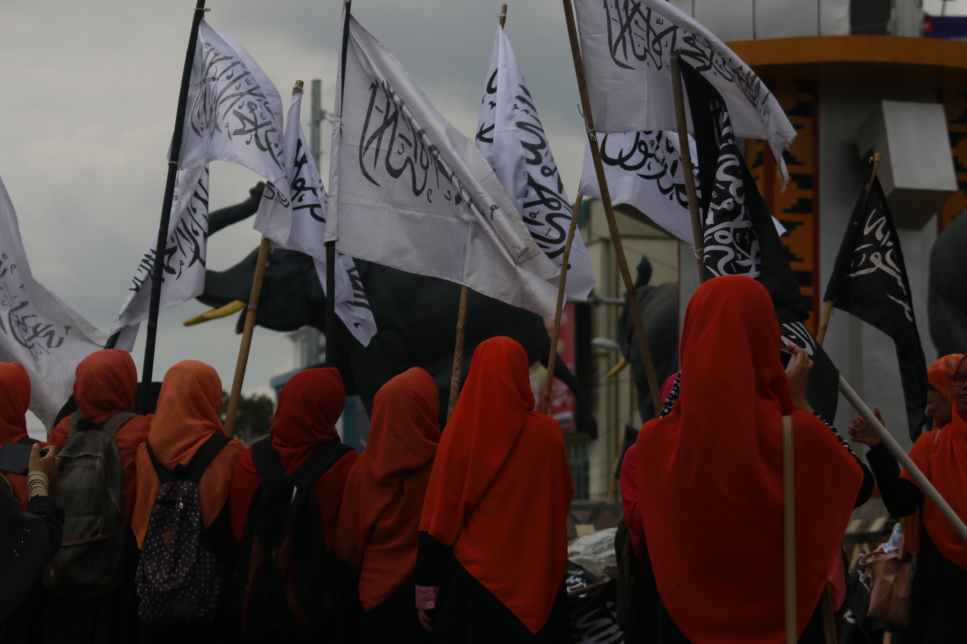Ratusan massa dari Hizbut Tahrir Indonesia (HTI) DPD I Lampung menggelar long march dari Taman Makam Pahlawan hingga Tugu Adipura, Minggu (19/03). Aksi damai ini dalam rangka sosialisasi mengenal bendera dan panji Rasullah yang kerap disebut bendera teroris. (Lampungnews/El Shinta)