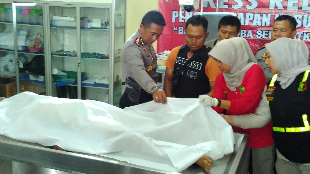 Jenazah tersangka pencurian sepeda motor di Rumah Sakit Bhayangkara. (Lampungnews/Adam)