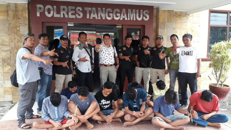 Para tersangka penyalahgunaan sabu-sabu (duduk) yang ditangkap Polres Tanggamus. (Lampungnews/Anton Nugroz)