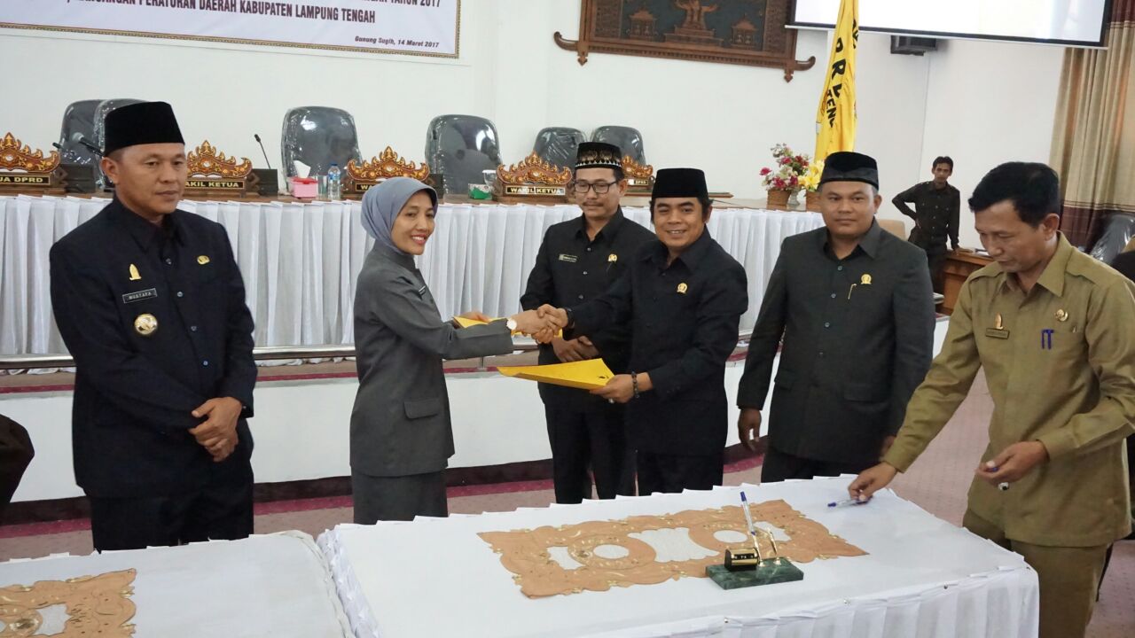 Penandatangan MoU antara DPRD Lampung Tengah dengan Kejari Gunungsugih. (Lampungnews/Zir)