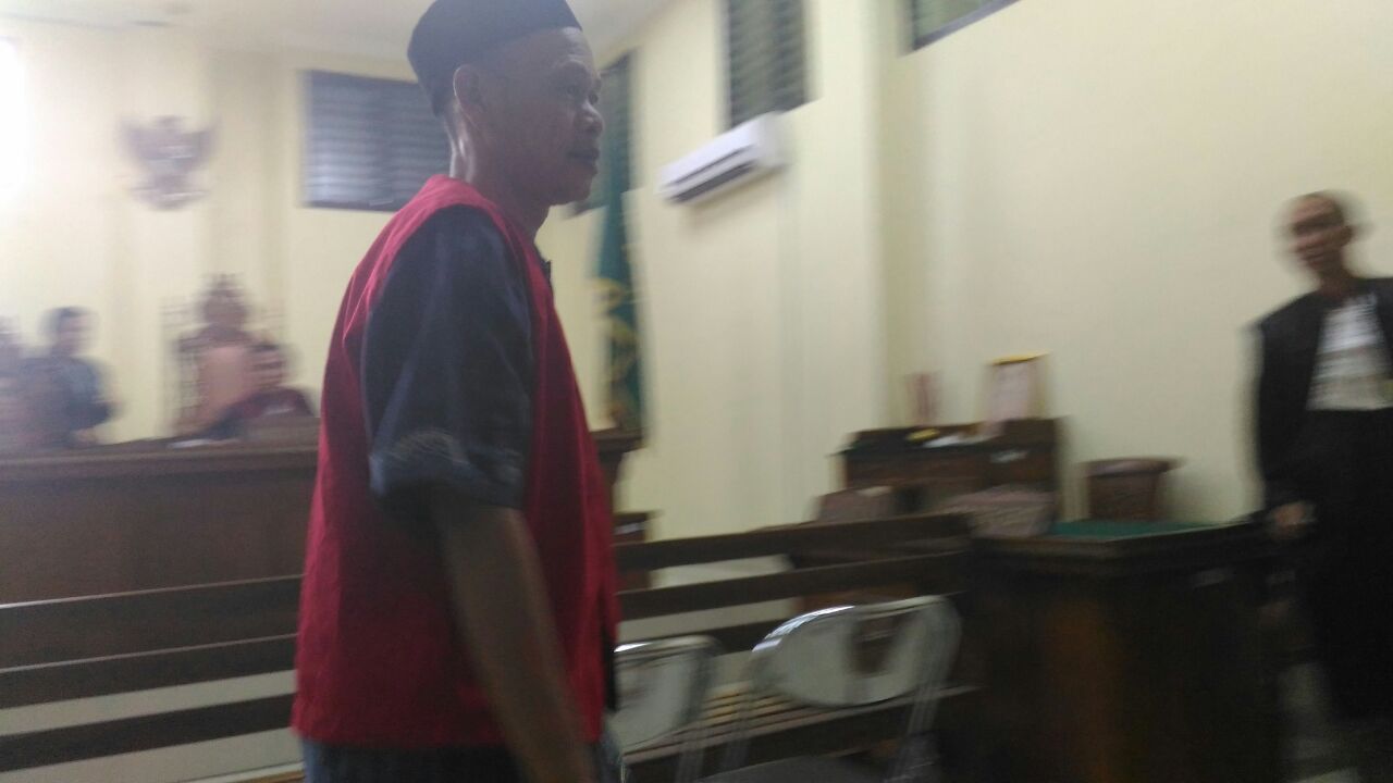 Terdakwa kepemilikan 92 kilogram ganja yang dituntut penjara seumur hidup. (Lampungnews/Adam)