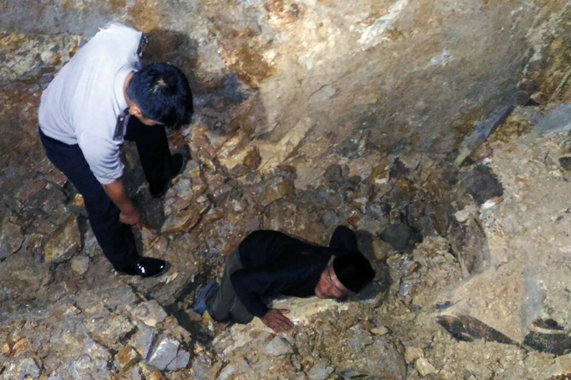 Longsoran batu menimpa pasutri di Pringsewu. Satu orang tewas dalam peristiwa itu. (Lampungnews/Anton Nugroz)