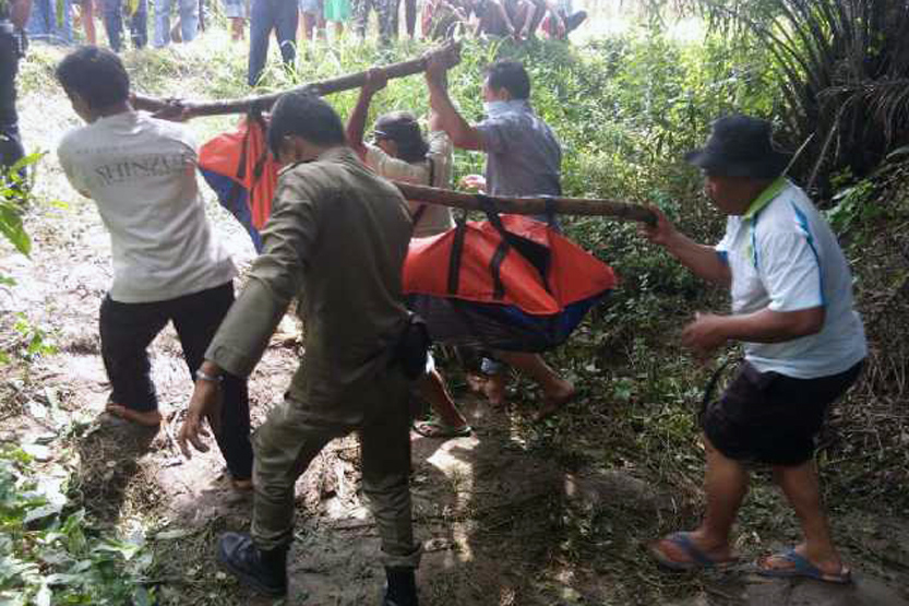 Jasad Mr X dievakuasi dari sungai di Kampung Pujoasri, Trimurjo, Lampung Tengah. (Lampungnews/Zir)