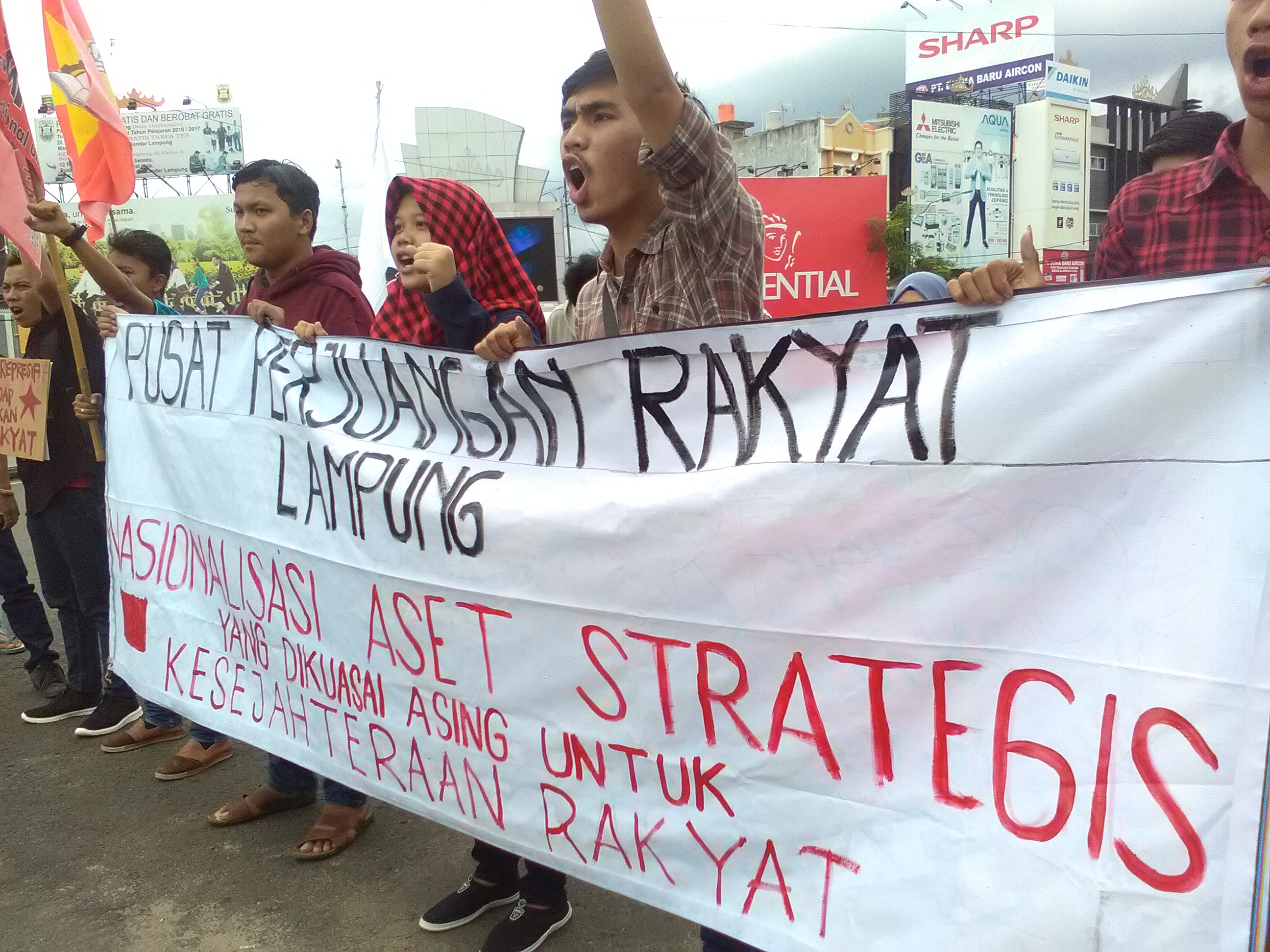 Aksi damai di Bundaran Tugu Adipura yang digelar oleh Pusat Perjuangan Rakyat. (Lampungnews/Adam)