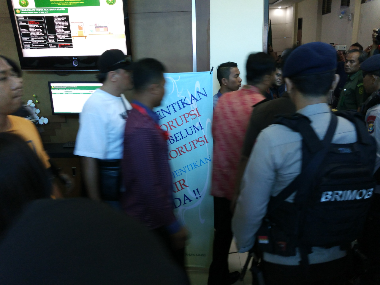 Bupati Tanggamus Bambang Kurniawan memasuki ruang sidang di PN Tanjungkarang. (Lampungnews/Adam)