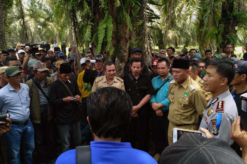 Ratusan warga berunjuk rasa menuntut hak atas kepemilikan tanah di area PTPN 7 Bekri. (Lampungnews/Zir)