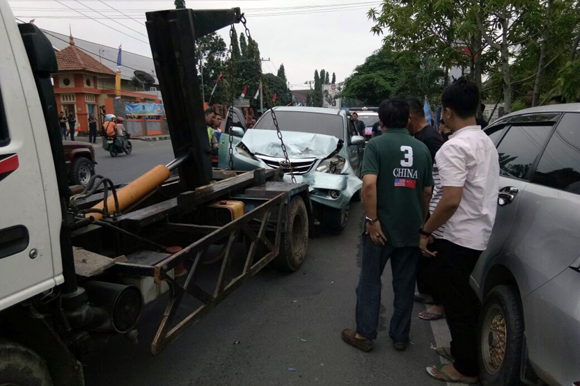 Mobil yang ditabrak Brigadir Dua RF. (Lampungnews/Adam)